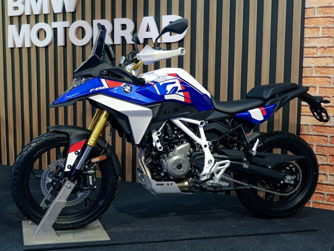 Silhueta sombreada de uma nova moto esportiva carenada divulgada em teaser oficial pela BMW Motorrad