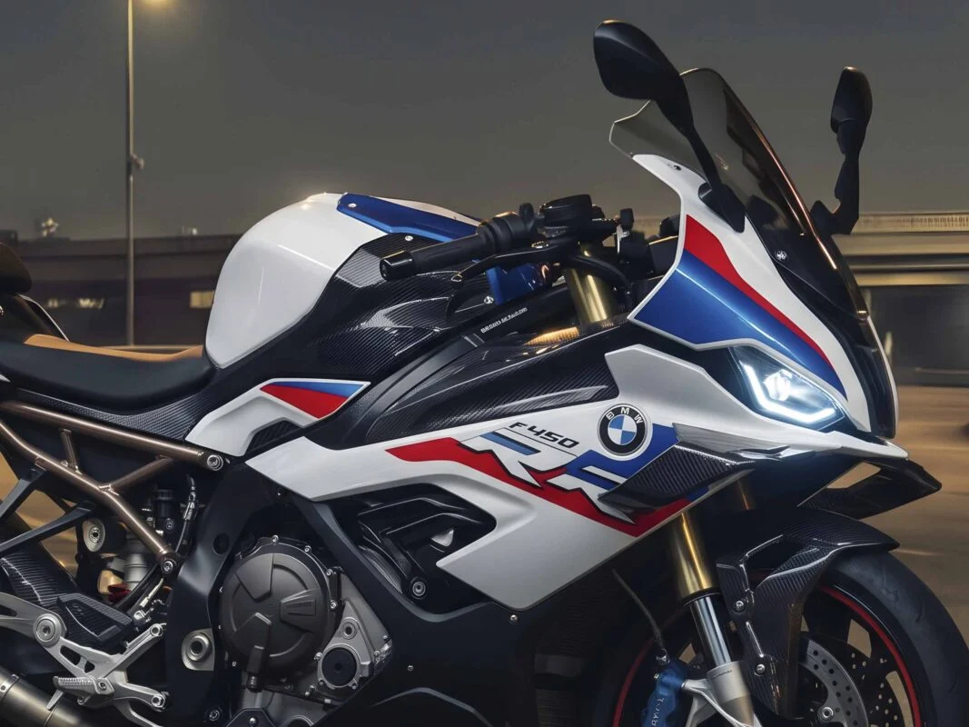 Silhueta sombreada de uma nova moto esportiva carenada divulgada em teaser oficial pela BMW Motorrad