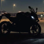 Silhueta sombreada de uma nova moto esportiva carenada divulgada em teaser oficial pela BMW Motorrad