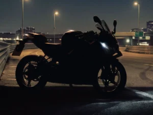 Silhueta sombreada de uma nova moto esportiva carenada divulgada em teaser oficial pela BMW Motorrad