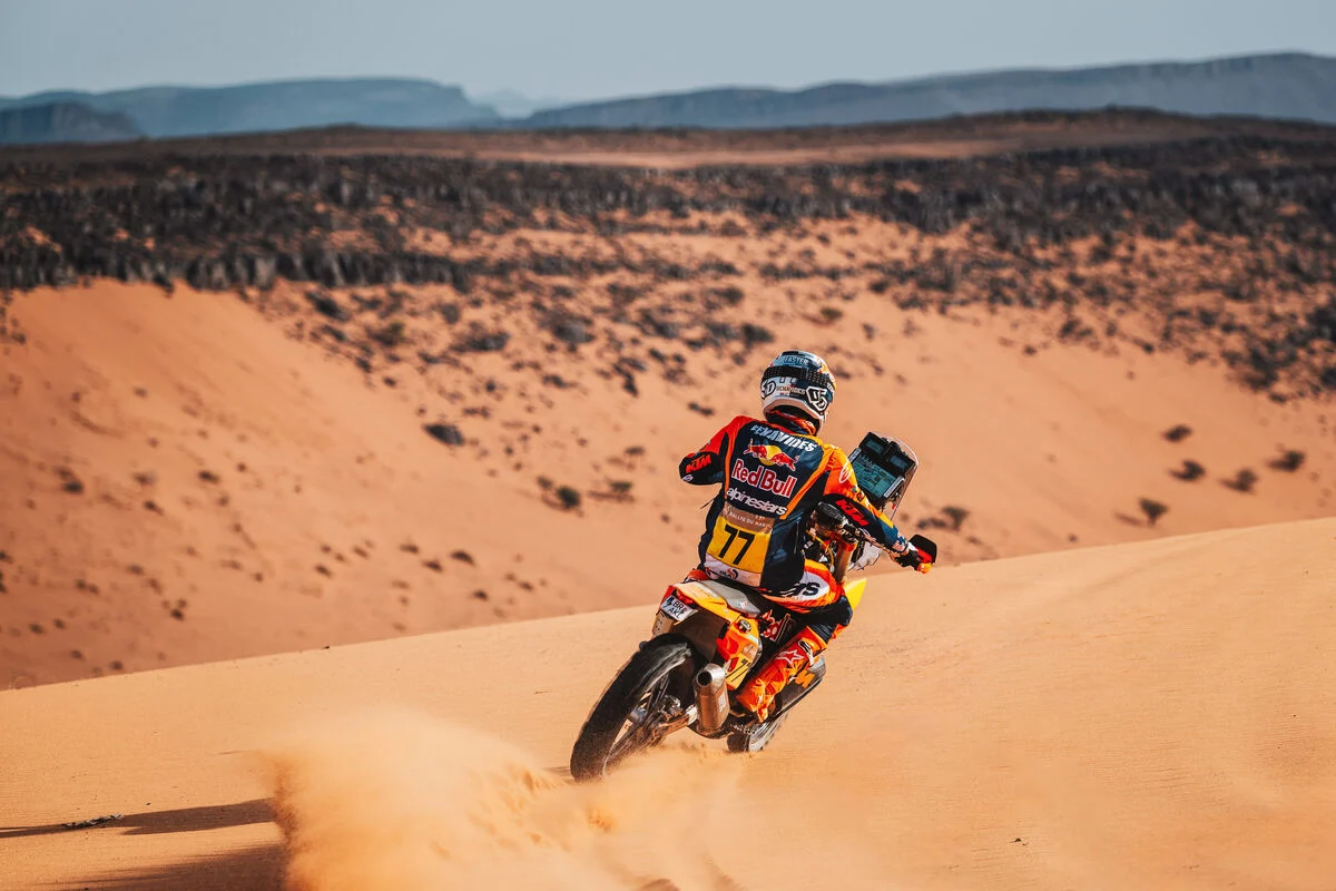 Daniel Sanders pilotando sua moto KTM no Rally de Marrocos 2026 em alta velocidade no deserto, durante a 4ª etapa, com poeira levantando atrás.