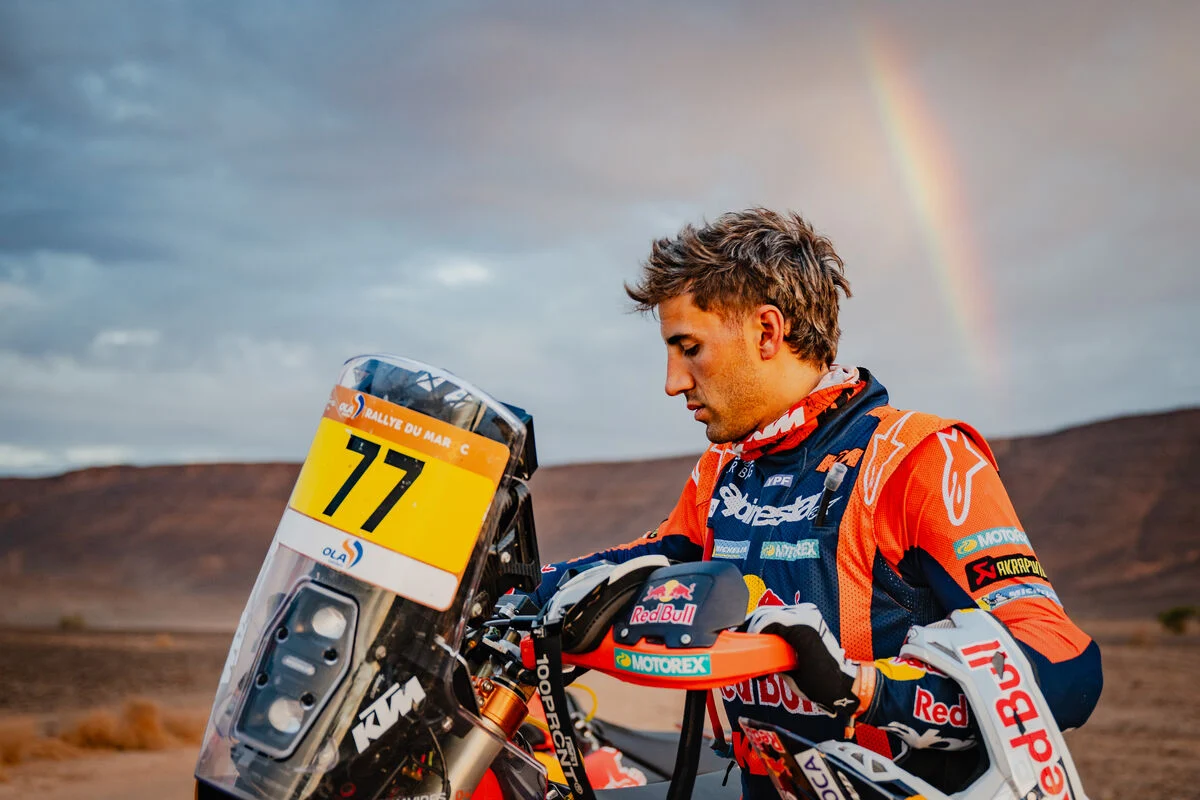 Daniel Sanders pilotando sua moto KTM no Rally de Marrocos 2026 em alta velocidade no deserto, durante a 4ª etapa, com poeira levantando atrás.