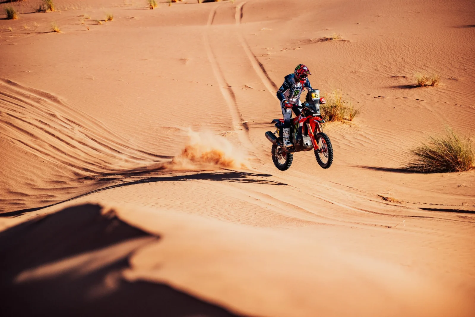 Daniel Sanders pilotando sua moto KTM no Rally de Marrocos 2026 em alta velocidade no deserto, durante a 4ª etapa, com poeira levantando atrás.