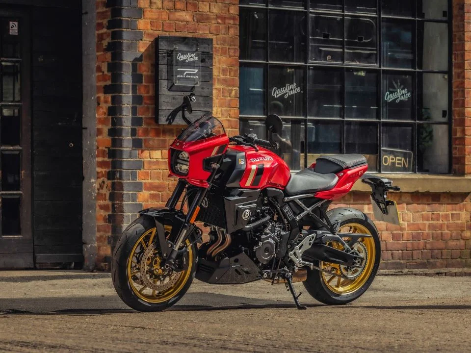 Suzuki GSX-8TT 2027 na nova cor Candy Daring Red, destacando o tanque vermelho com grafismos dourados, rodas douradas e carenagem frontal em estilo retrô.