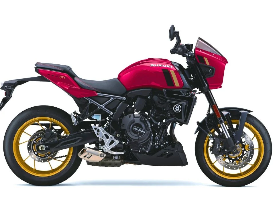 Suzuki GSX-8TT 2027 na nova cor Candy Daring Red, destacando o tanque vermelho com grafismos dourados, rodas douradas e carenagem frontal em estilo retrô.