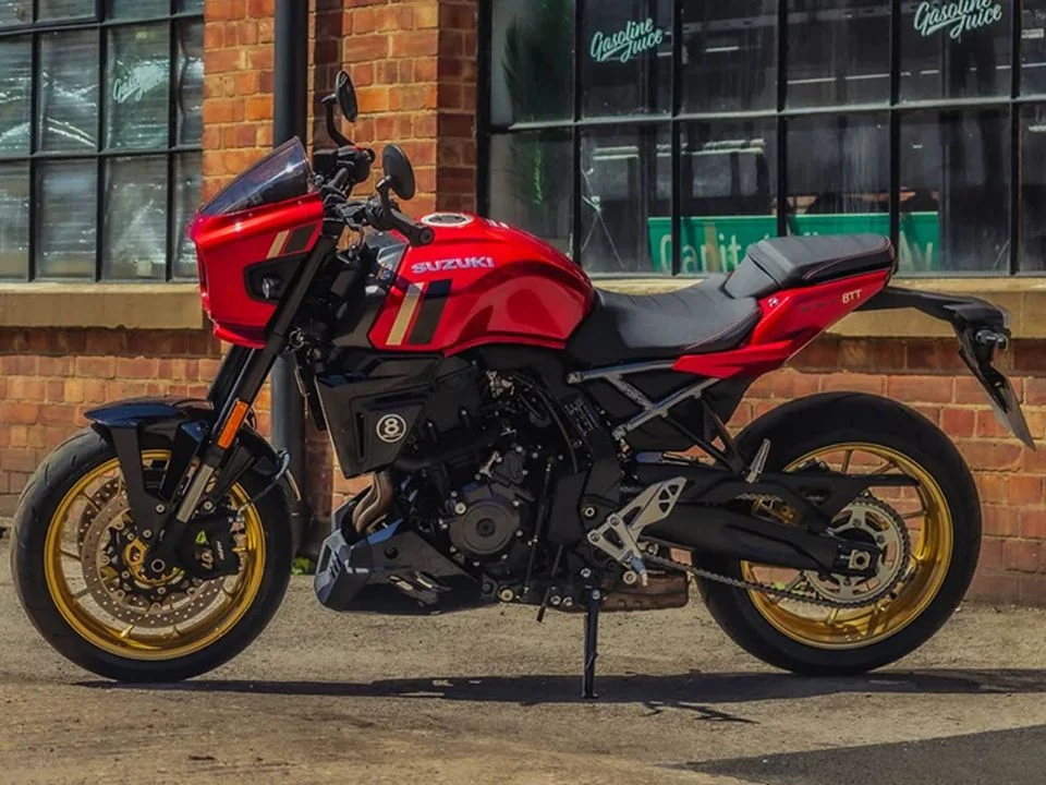 Suzuki GSX-8TT 2027 na nova cor Candy Daring Red, destacando o tanque vermelho com grafismos dourados, rodas douradas e carenagem frontal em estilo retrô.