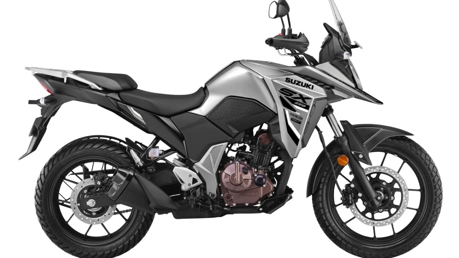 Suzuki V-Strom SX na nova cor dual-tone Glass Sparkle Black com Metallic Matte Fibroin Gray, estacionada em paisagem indiana, mostrando seu design aventureiro