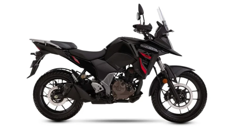 Suzuki V-Strom SX na nova cor dual-tone Glass Sparkle Black com Metallic Matte Fibroin Gray, estacionada em paisagem indiana, mostrando seu design aventureiro
