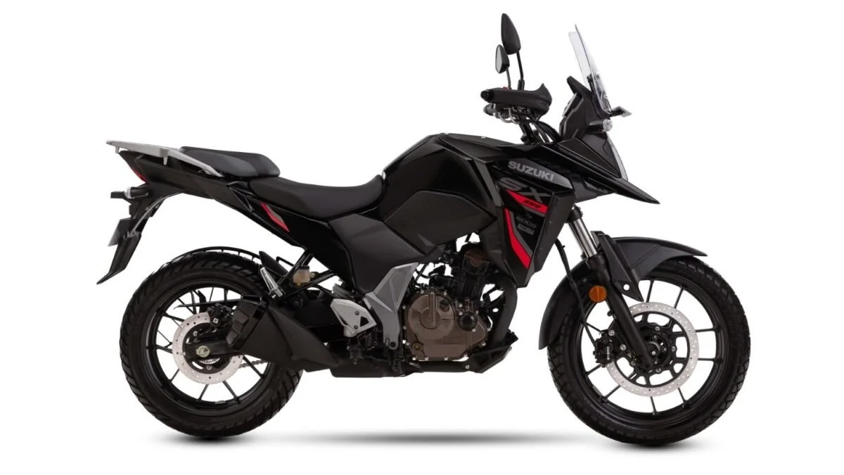 Suzuki V-Strom SX na nova cor dual-tone Glass Sparkle Black com Metallic Matte Fibroin Gray, estacionada em paisagem indiana, mostrando seu design aventureiro