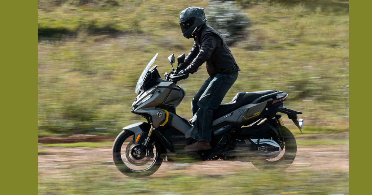 Voge SR450X, um scooter crossover bicilíndrico de 398cc, em ambiente urbano, exibindo seu design moderno e rodas de liga leve.