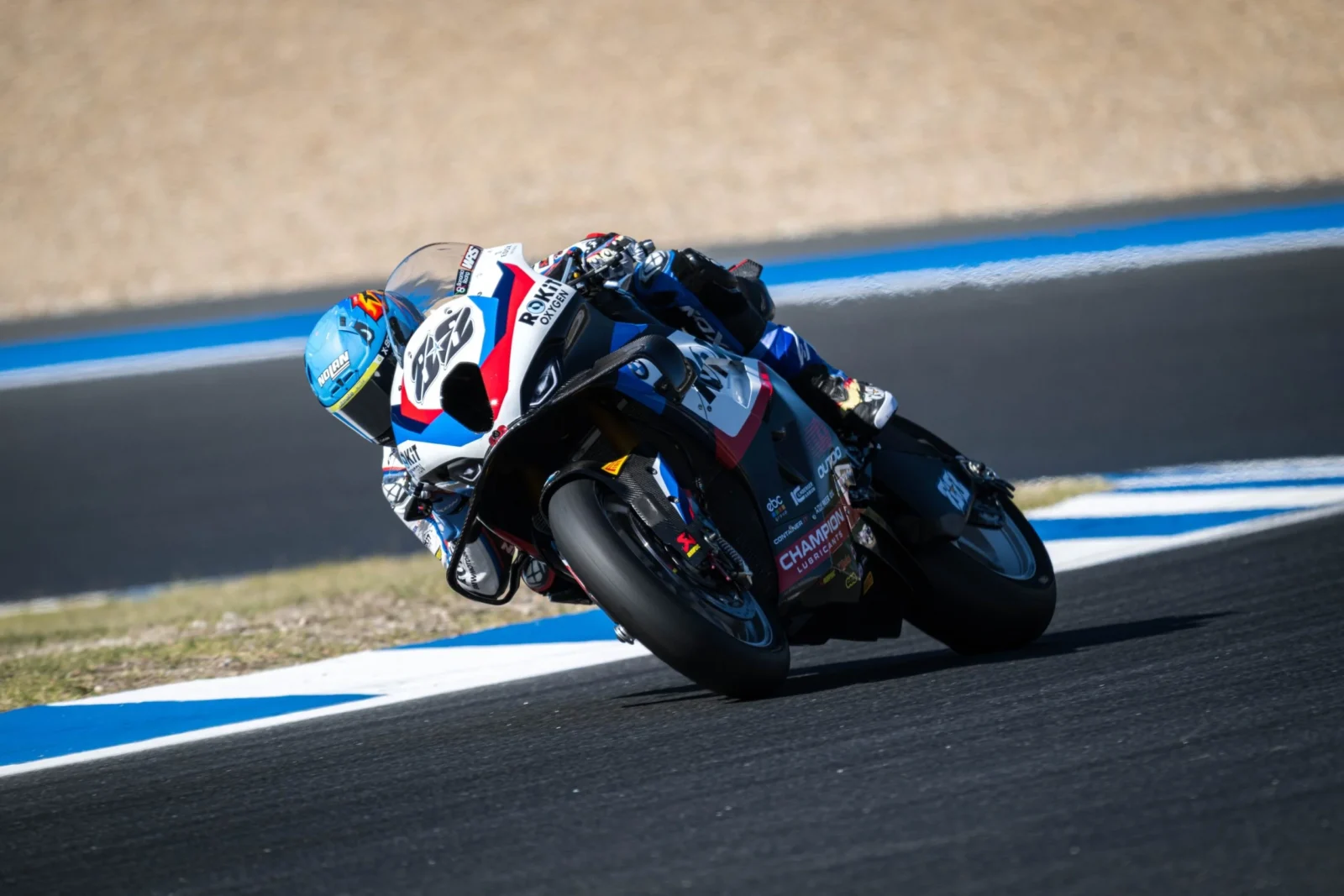 Piloto Miguel Oliveira acelerando a motocicleta BMW M 1000 RR durante treinos livres no circuito do Estoril