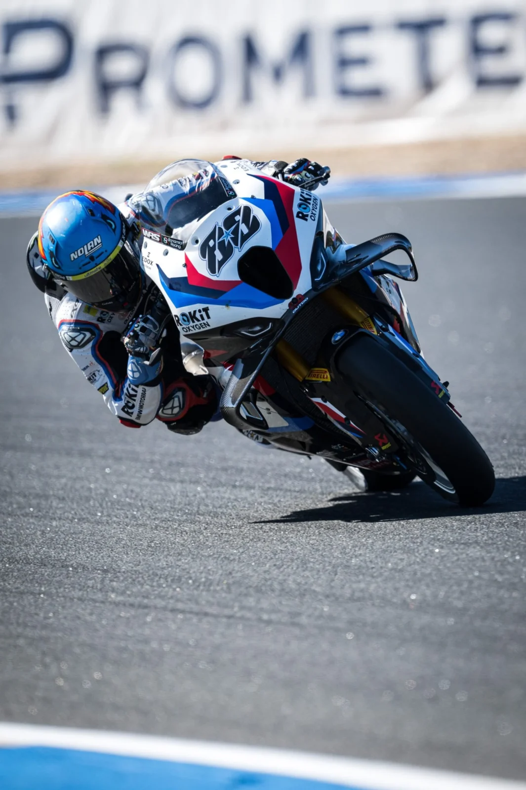Piloto Miguel Oliveira acelerando a motocicleta BMW M 1000 RR durante treinos livres no circuito do Estoril