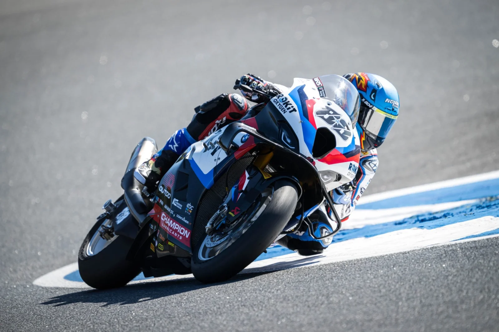Piloto Miguel Oliveira acelerando a motocicleta BMW M 1000 RR durante treinos livres no circuito do Estoril