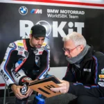 Piloto Miguel Oliveira acelerando a motocicleta BMW M 1000 RR durante treinos livres no circuito do Estoril