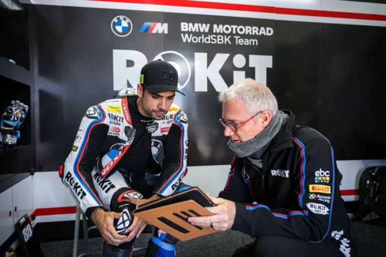 Piloto Miguel Oliveira acelerando a motocicleta BMW M 1000 RR durante treinos livres no circuito do Estoril