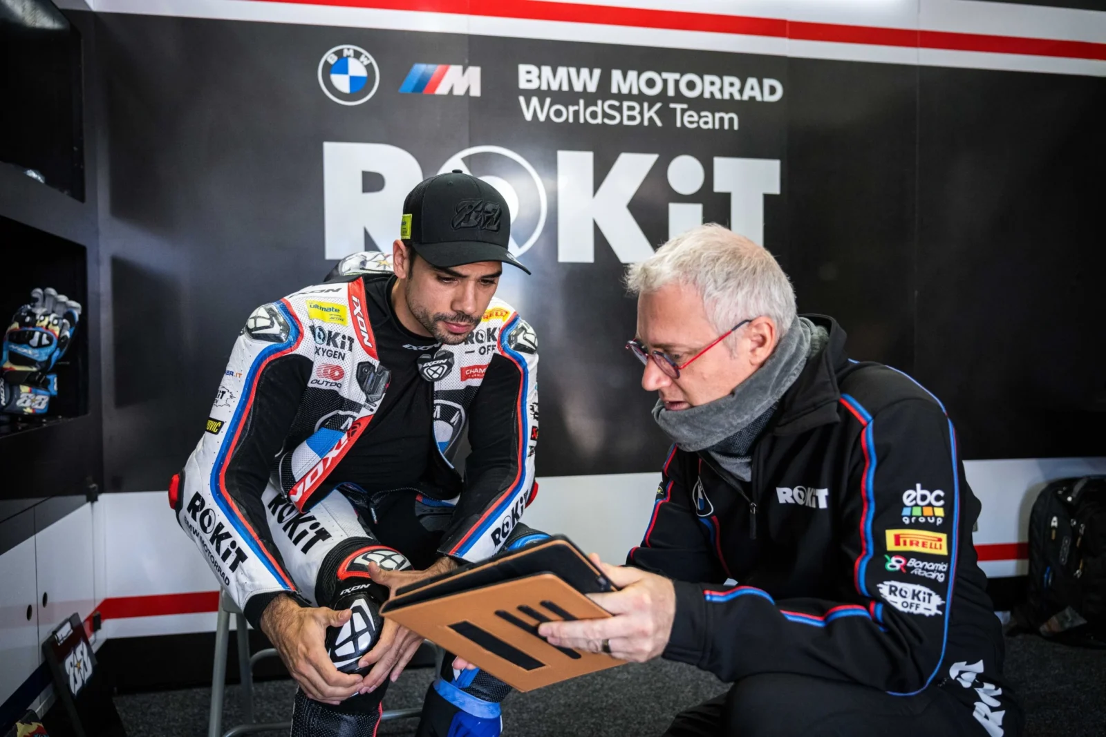 Piloto Miguel Oliveira acelerando a motocicleta BMW M 1000 RR durante treinos livres no circuito do Estoril