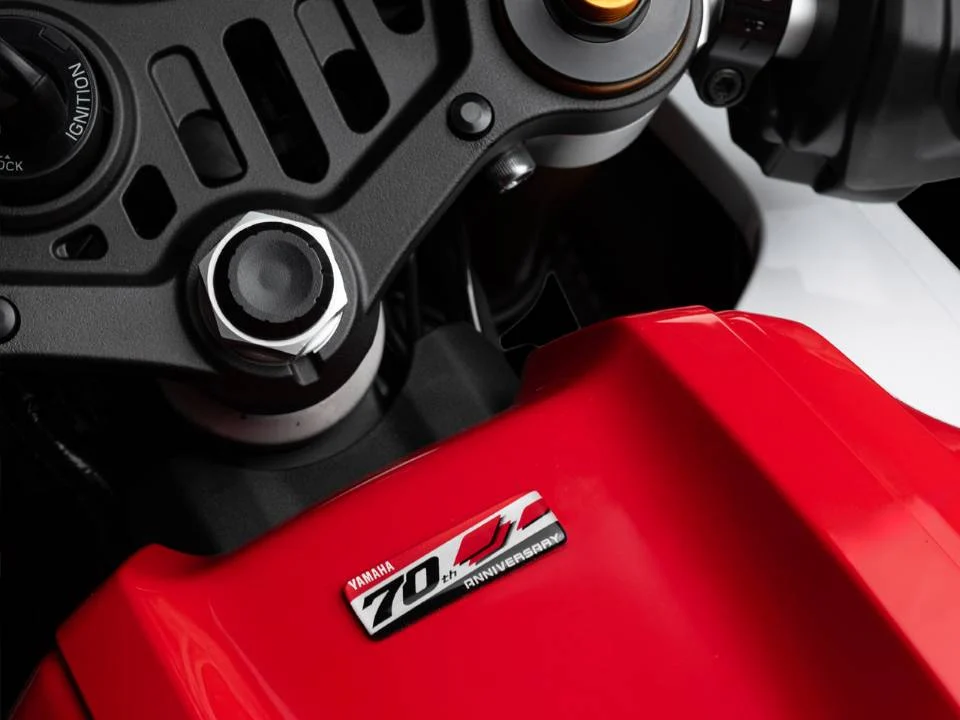 Yamaha R7 2027 na cor Racing Blue em destaque, com detalhe do motor CP2 e carenagem esportiva.