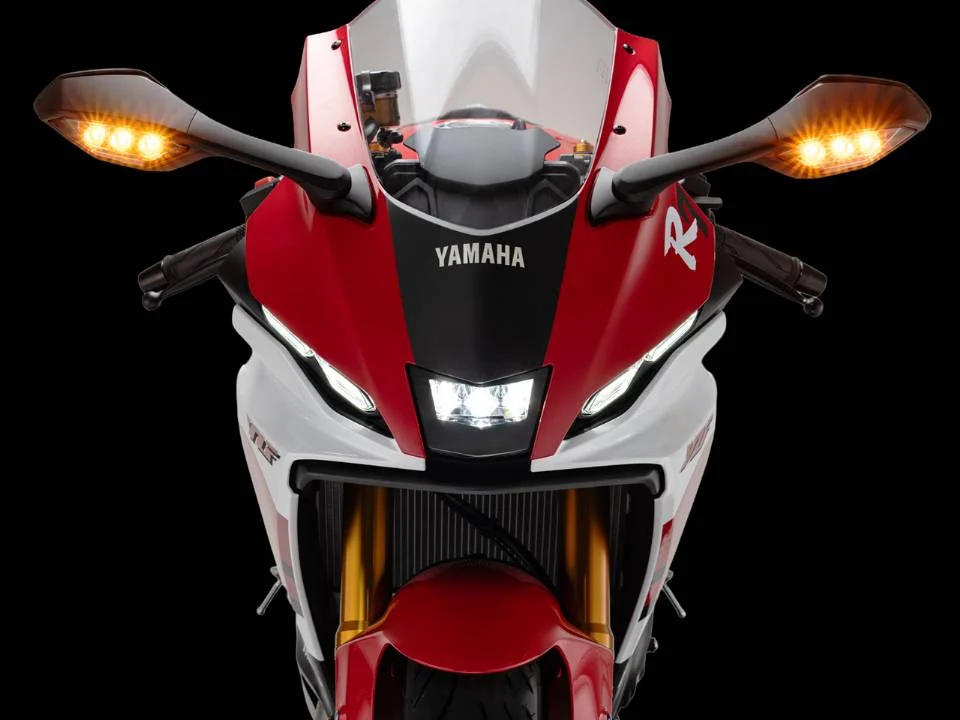 Yamaha R7 2027 na cor Racing Blue em destaque, com detalhe do motor CP2 e carenagem esportiva.