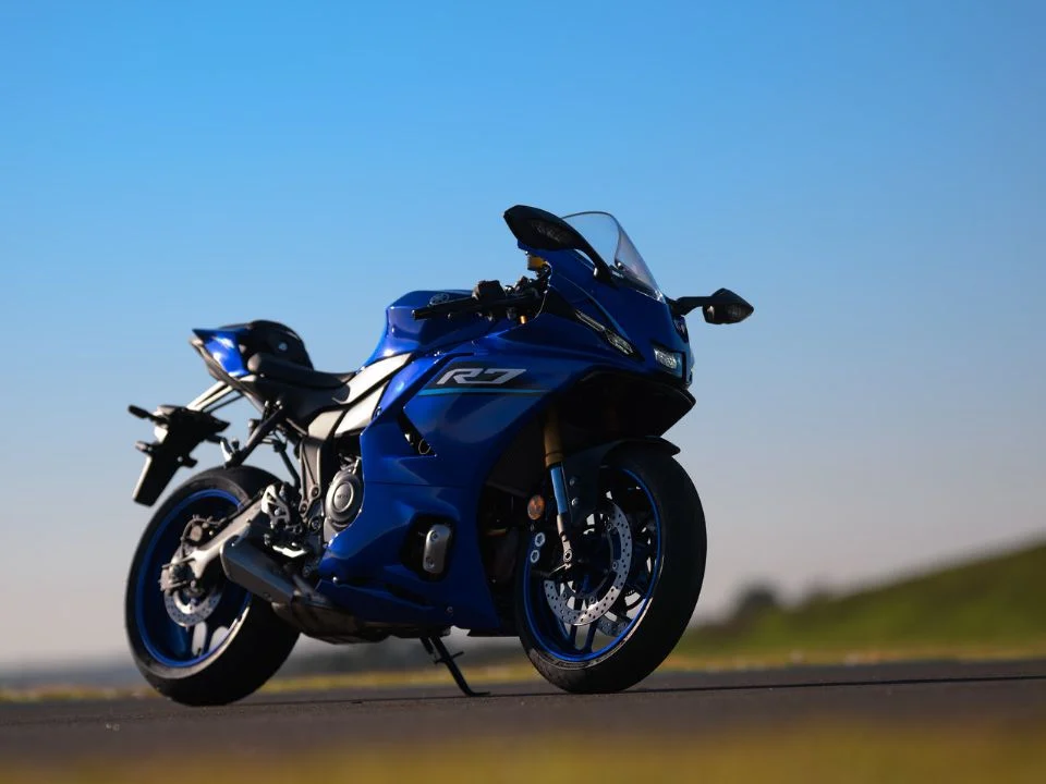 Yamaha R7 2027 na cor Racing Blue em destaque, com detalhe do motor CP2 e carenagem esportiva.