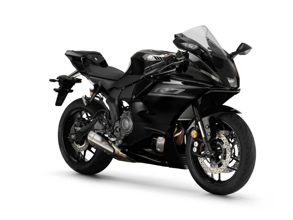 Yamaha R7 2027 na cor Racing Blue em destaque, com detalhe do motor CP2 e carenagem esportiva.