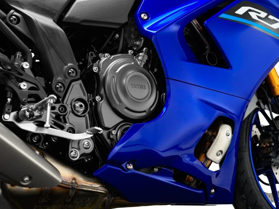 Yamaha R7 2027 na cor Racing Blue em destaque, com detalhe do motor CP2 e carenagem esportiva.
