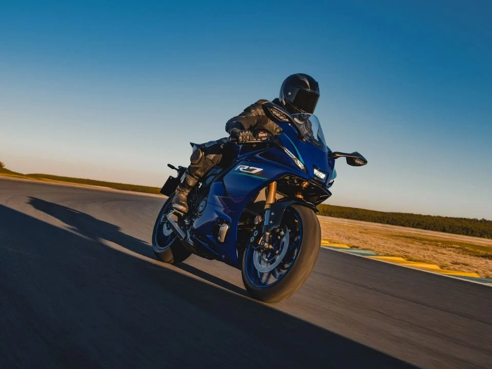 Yamaha R7 2027 na cor Racing Blue em destaque, com detalhe do motor CP2 e carenagem esportiva.