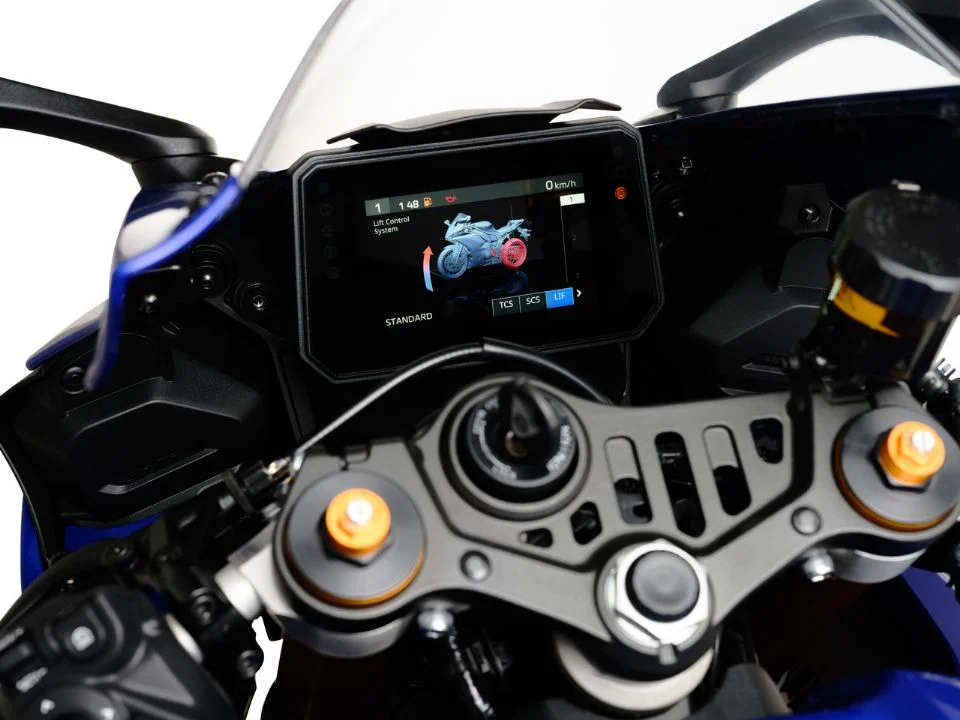 Yamaha R7 2027 na cor Racing Blue em destaque, com detalhe do motor CP2 e carenagem esportiva.