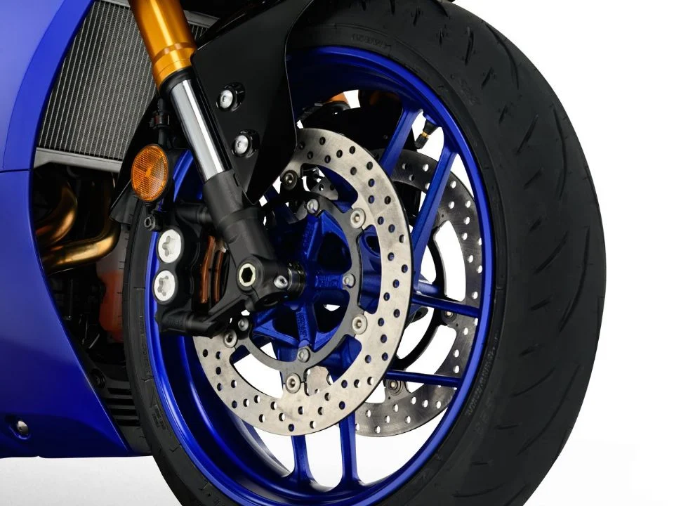 Yamaha R7 2027 na cor Racing Blue em destaque, com detalhe do motor CP2 e carenagem esportiva.