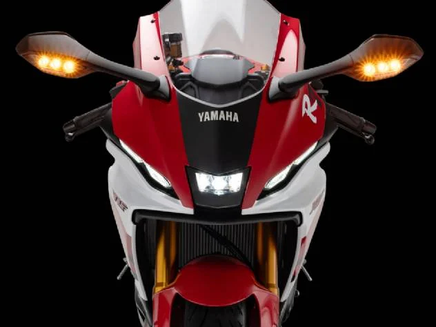 Yamaha R7 2027 na cor Racing Blue em destaque, com detalhe do motor CP2 e carenagem esportiva.
